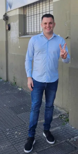 Retrato aportado de Nacho Moroni con camisa celeste.
