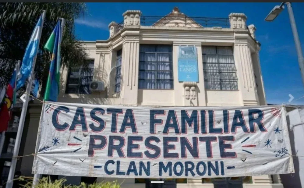 Pasacalle con la leyenda «Casta familiar presente - Clan Moroni» colgado frente al edificio del Concejo Deliberante de Lanús.